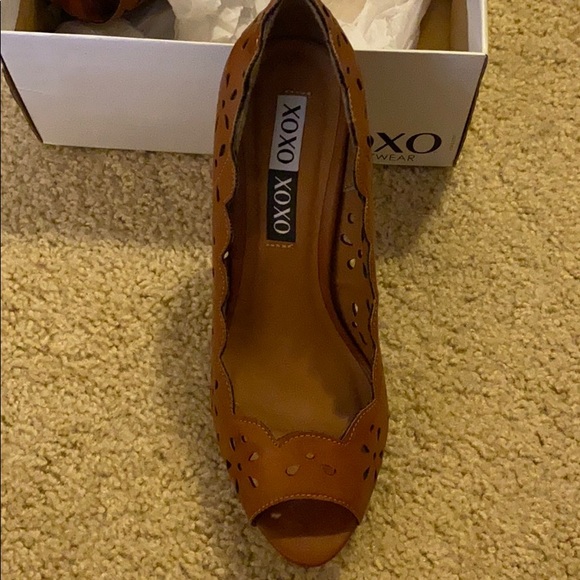 New XOXO brown platform pumps - Picture 2 of 5